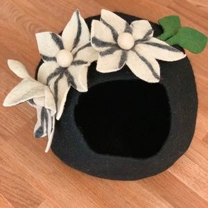 Hand crafted 100% sheep wool felt cat cave/ cat Pod